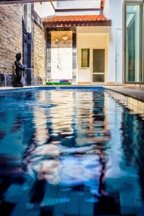Una piscina al aire libre