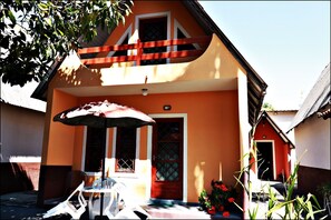 Chalet exécutif, 2 chambres | Minibar, bureau, accès au Wi-Fi (inclus), literie fournie