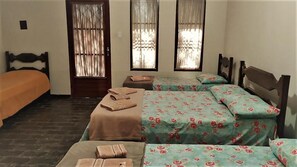 Minibar, bureau, accès au Wi-Fi (inclus), literie fournie