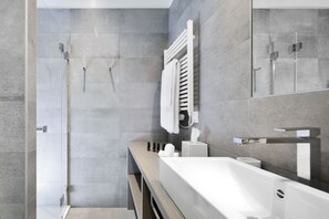 Buồng tắm vòi sen, máy sấy tóc, khăn tắm, xà phòng 