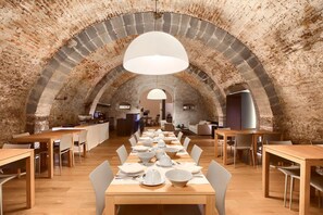 Tägliches inbegriffenes kontinentales Frühstück