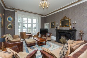 Fernseher, Kamin, DVD-Player, Bücher