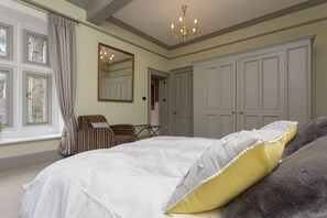 4 habitaciones, escritorio y tabla de planchar con plancha