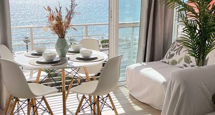 1. rivin huoneisto merinäköalalla ja uima-allas ja WIFI