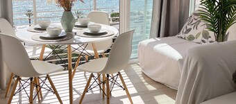 1e lijn appartement met uitzicht op zee en het zwembad en WIFI