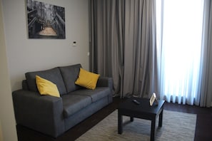 Apartamento básico, 1 quarto, terraço (2) | Sala de estar | TV de tela plana