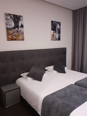 Roupas de cama antialérgicas, frigobar, escrivaninha