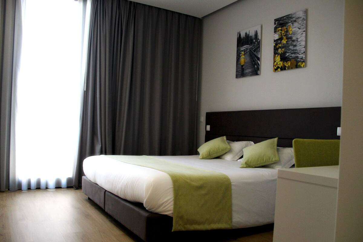 Ropa de cama hipoalergénica, minibar y escritorio
