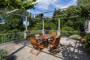 Outdoor dining - Apartments Anka - One-Bedroom Apartment with Balcony and Sea View (Trsteno)