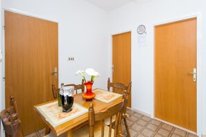 Dining - Apartments Anka - One-Bedroom Apartment with Balcony and Sea View (Trsteno)