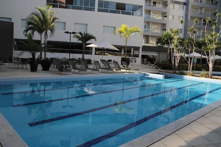 Una piscina techada, 6 piscinas al aire libre, sombrillas