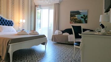 Deluxe driepersoonskamer | Luxe beddengoed, bedden met traagschuimmatras, een minibar