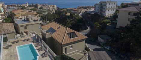 Seasonal outdoor pool, an infinity pool, pool umbrellas, sun loungers