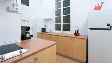 Full-size fridge, microwave, stovetop, toaster