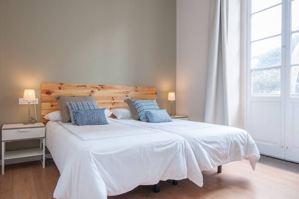 Habitación superior con 2 camas individuales, balcón (Palmera) | Cortinas opacas, tabla de planchar con plancha, cunas gratuitas
