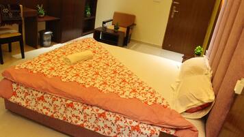 Basic Room | Laptop workspace, free WiFi