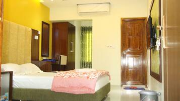 Basic Room | Laptop workspace, free WiFi