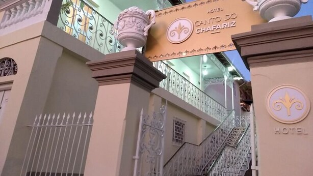 The entrance to Hotel Canto do Chafariz, featuring ornate metal railings and a clear view of the interior. - Hotel Canto Do Chafariz (Diamantina)