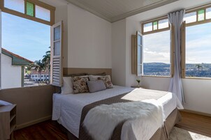 Panoramic trippelrum - utsikt mot staden | Skrivbord, arbetsyta för laptop, gratis wi-fi och sängkläder