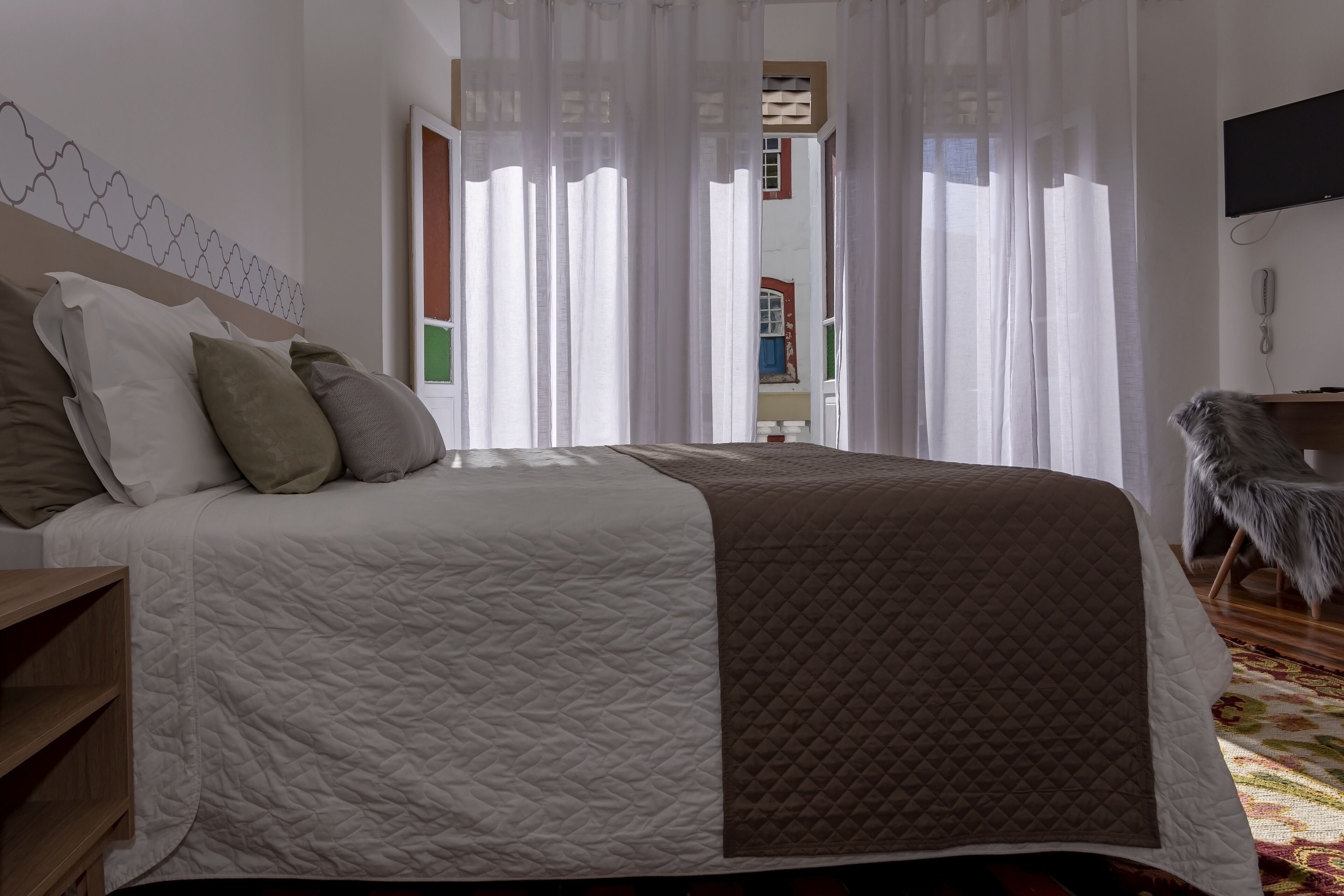 desk, laptop workspace, free wifi, bed sheets