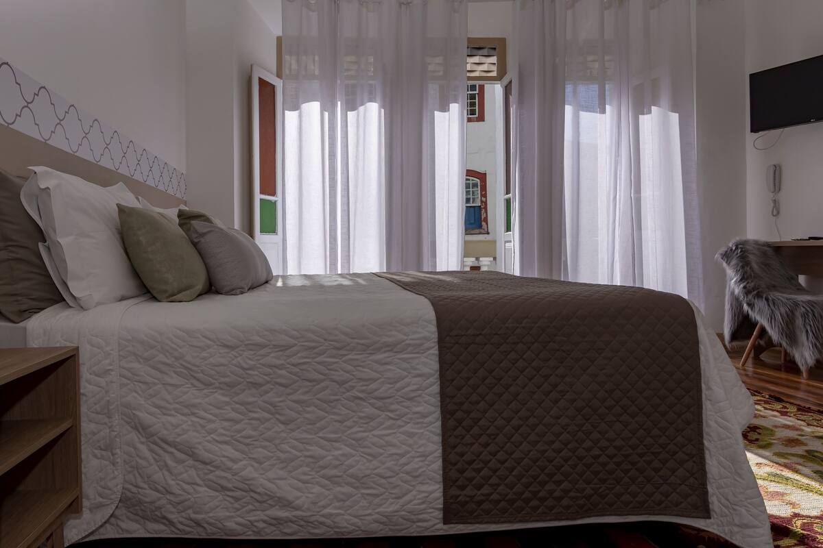 desk, laptop workspace, free wifi, bed sheets