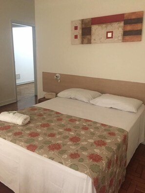 Minibar, escritorio, wifi gratis y ropa de cama