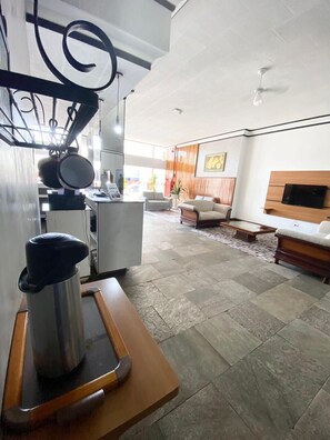 Zona d'estar àmplia amb cuina moderna, una taula de cafè de fusta i un espai d'estar confortable.