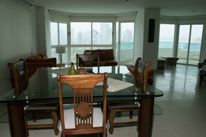 Panoramic-Apartment, 2 Schlafzimmer, Meerblick | Wohnbereich | Flachbildfernseher