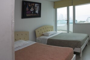 Panoramic-Apartment, 2 Schlafzimmer, Meerblick | 2 Schlafzimmer, kostenloses WLAN, Bettwäsche