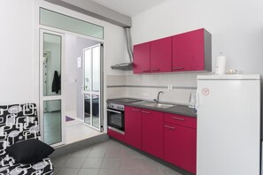 Geladeira, fogão, cooktop, talheres/pratos/utensílios de cozinha