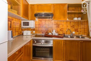 Jääkaappi, mikroaaltouuni, uuni, liesi