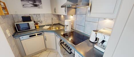 Kühlschrank, Mikrowelle, Ofen, Herdplatte