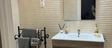 淋浴設備、風筒、提供毛巾