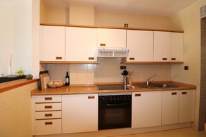 Kjøleskap, mikrobølgeovn, ovn og oppvaskmaskin