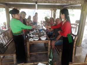 Khu vực ăn uống tại phòng