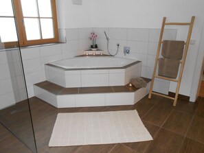 Baignoire, sèche-cheveux, serviettes fournies