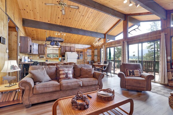 Σπίτι, Περισσότερα από 1 Κρεβάτια, Αίθριο, Θέα στο Βουνό (1685) | Περιοχή καθιστικού | Τζάκι