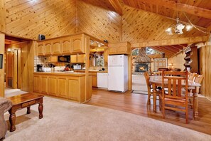 Maison, Plusieurs lits, baignoire à remous, vue sur la montagne (1237) | Cuisine privée | Table de salle à manger