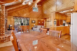 Maison, Plusieurs lits, baignoire à remous, vue sur la montagne (1237) | 4 chambres, décor unique, ameublement unique, literie fournie