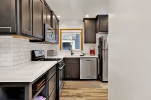 キャビン ベッド (複数台) バルコニー (1445) | 専用キッチン | コーヒー / ティーメーカー