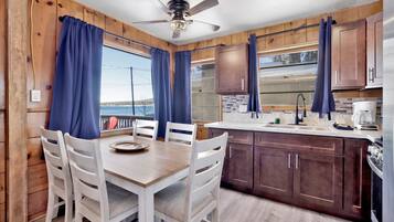 Stuga - flera sängar - uteplats - utsikt mot bergen (109) | Eget kök | Kaffe- och tebryggare