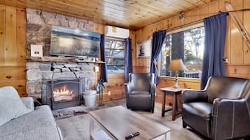 Cabaña, varias camas, patio, vista a la montaña (109) | Área de sala de estar | Chimenea
