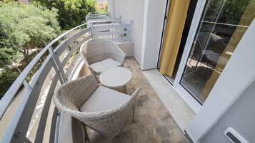 Double Room | Minibar, in-room safe, desk, blackout drapes