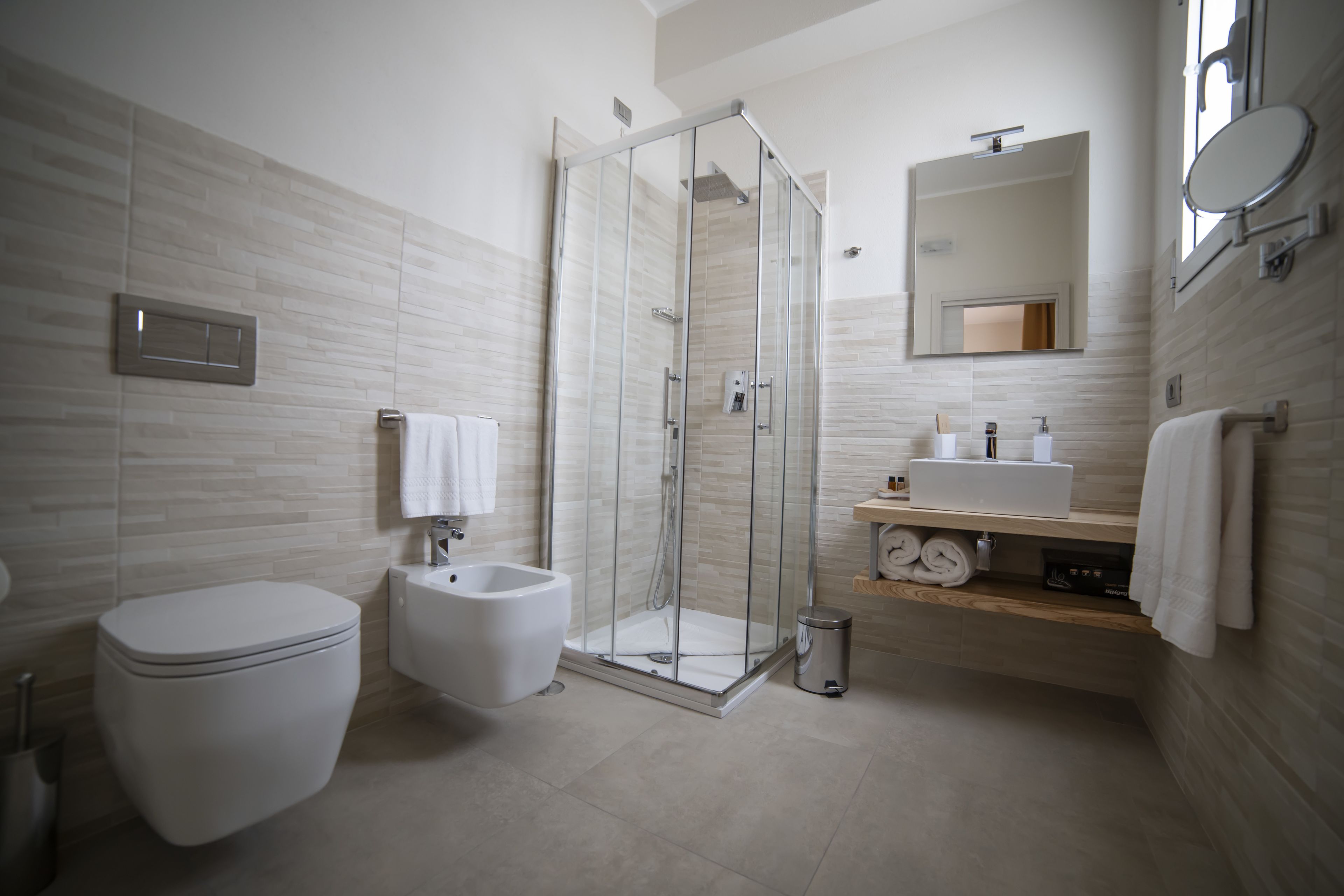 Habitación doble | Baño | Ducha, artículos de higiene personal gratuitos, secador de pelo y bidé