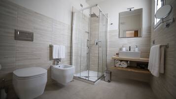 Habitación doble | Baño | Ducha, artículos de higiene personal gratuitos, secador de pelo y bidé