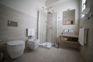 Tweepersoonskamer | Badkamer | Een douche, gratis toiletartikelen, een haardroger, een bidet