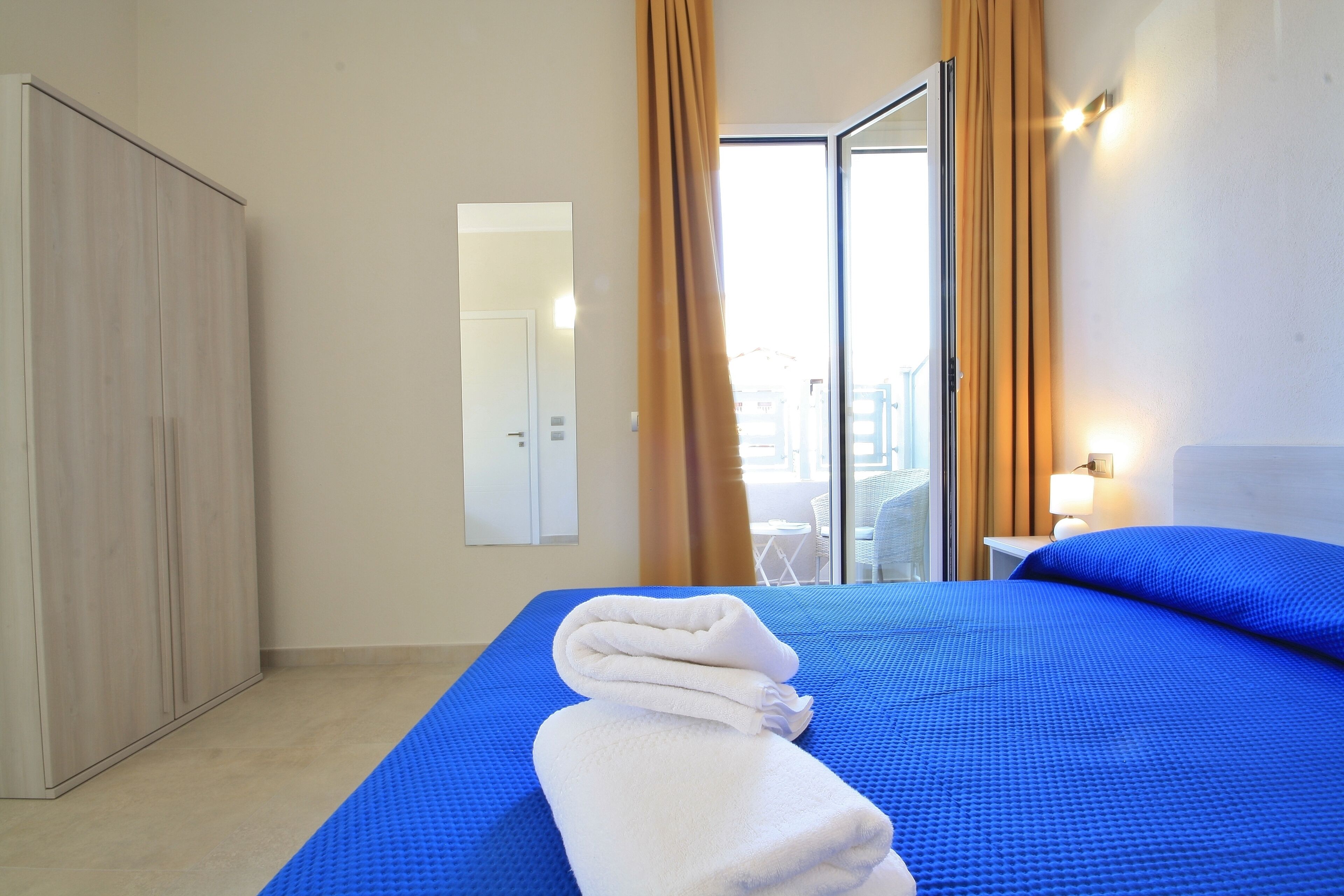 Doppelzimmer | Minibar, Zimmersafe, Schreibtisch, Verdunkelungsvorhänge