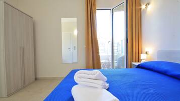 Doppelzimmer | Minibar, Zimmersafe, Schreibtisch, Verdunkelungsvorhänge