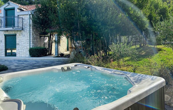 Outdoor spa tub