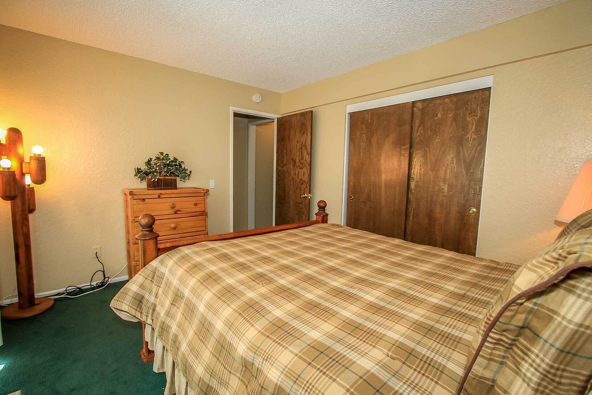 Condo, 2 Queen Beds, Hot Tub, Partial Sea View (1417) | 2 bedrooms, individually decorated, individually furnished, bed sheets